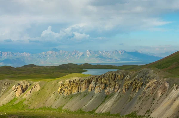 Lago de montaña y un hermoso paisaje verde montañoso — Foto de Stock