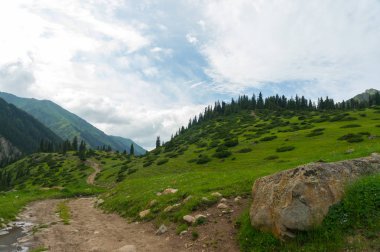 Dağ yolundan ve Dağı nın muhteşem görünümü