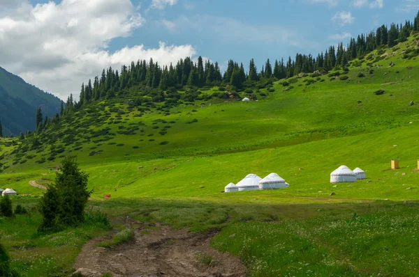 白色的吉尔吉斯 yurtas 和美丽的山风景 — 图库照片