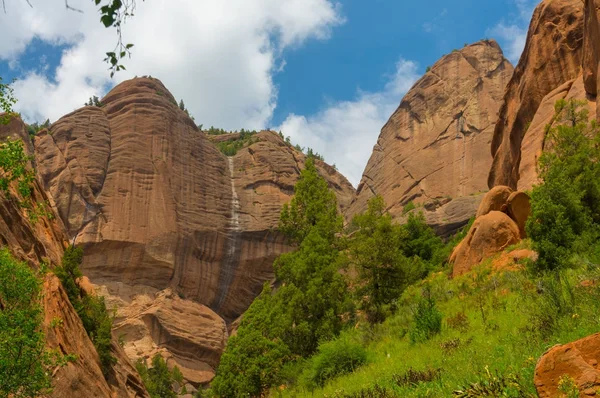 Prachtige bergzicht en rotsen — Stockfoto