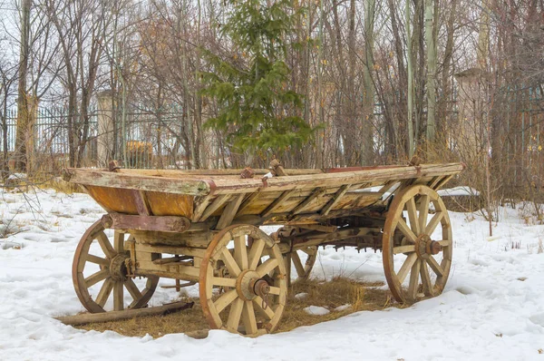 Старий дерев'яний кошик — стокове фото