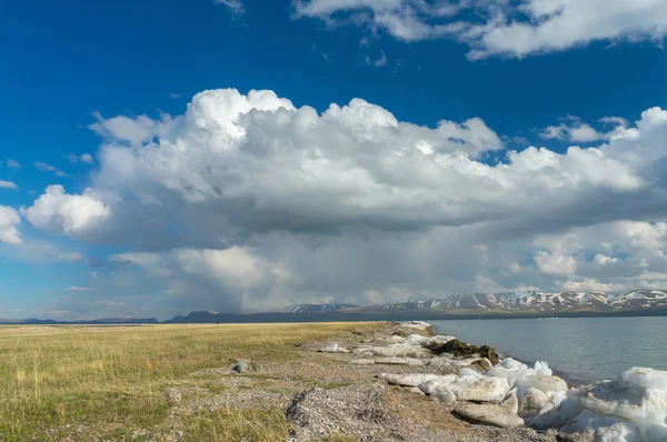 Belle vue sur le lac de montagne — Photo