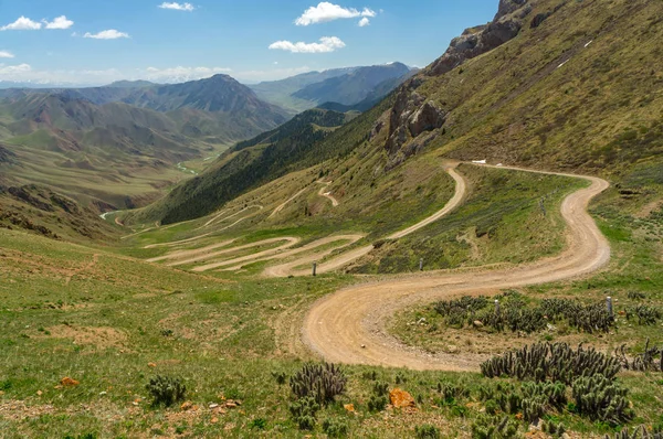 Dağ gorge dağ yolda