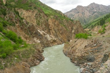 bir ağır dağ nehir
