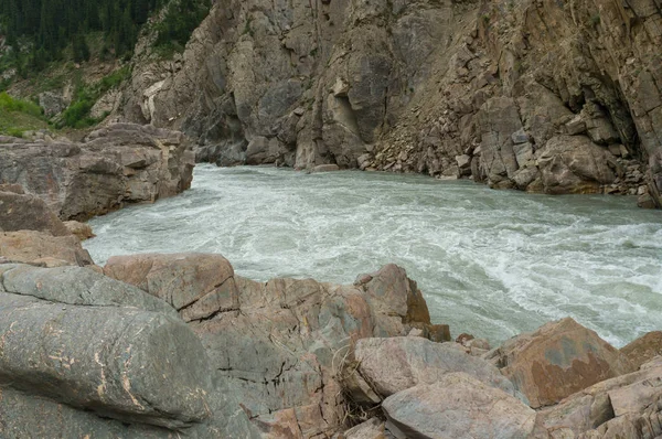 Río de montaña y rocas — Foto de Stock