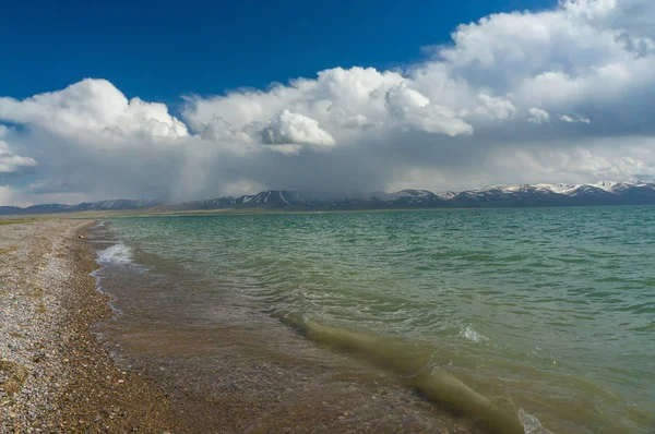 Schöner See son-kul mit blauem Himmel — Stockfoto