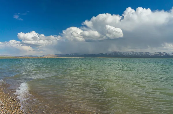 Encantadora vista del lago de montaña Son-Kul — Foto de Stock