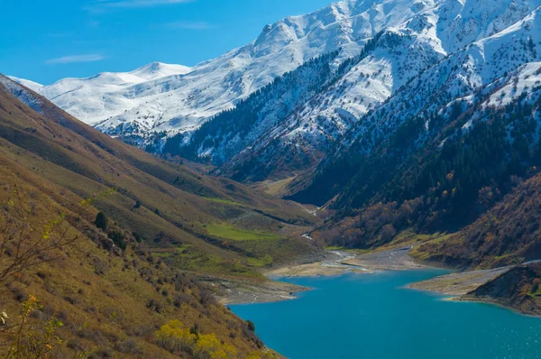 Garganta de la montaña con un arroyo que desemboca en el lago — Foto de Stock