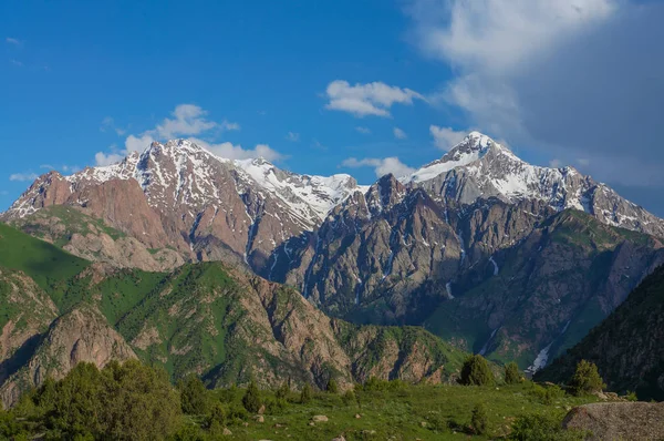 Montagnes dures couvertes de neige — Photo