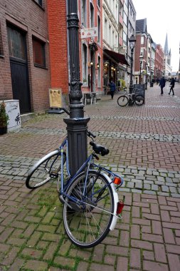 Almanya 'nın Aachen şehrinde bisiklet parkında. Eski şehrin yaya bölgesi..