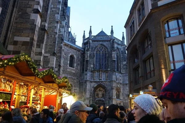 Mercado de Natal em Aachen, perto da catedral, Alemanha — Fotografia de Stock