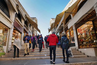 Venedik, Büyük Kanal. Görüş 7. Rialto Köprüsü. Karnaval zamanı 2020. Alışveriş, turistler, eğlence. Hediyelik eşya. Venezia, Venesia, Venedikli. İtalya.