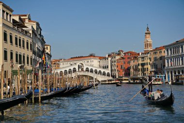 Venedik, Büyük Kanal. Görüş 18. Rialto Köprüsü, gondolcu, gondolcular. Rıhtım, Karnaval zamanı 2020. 