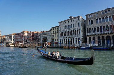 Venedik, gondolcu, gondolcular. Büyük kanal. Görünüm 1. Rıhtım, karnaval zamanı 2020. Venezia, Venesia, Venedikli.