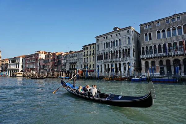 Venedik, gondolcu, gondolcular. Büyük kanal. Görünüm 1. Rıhtım, karnaval zamanı 2020. Venezia, Venesia, Venedikli.