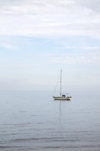 Barco en el mar, Cushendun; Condado de Antrim — Foto de Stock