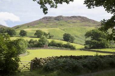 Ashness köprü arkasındaki tepede; Keswick; Lake District