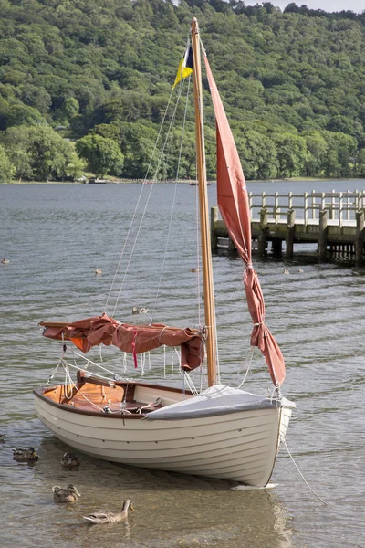 Barco à vela, Água Coniston, Lake District — Fotografia de Stock