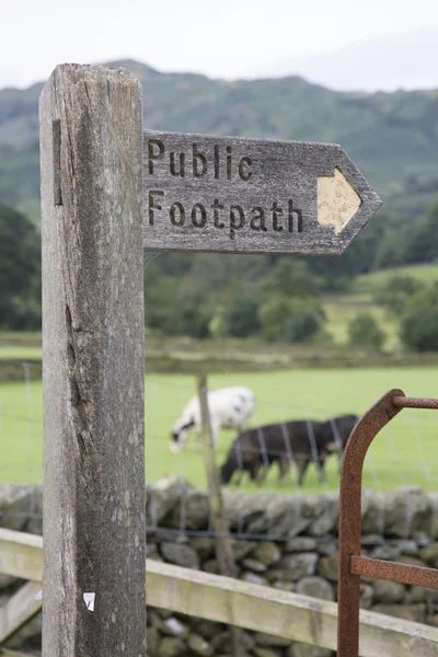 Veřejný pěšina znamení, Grasmere; Jezerní plošina — Stock fotografie