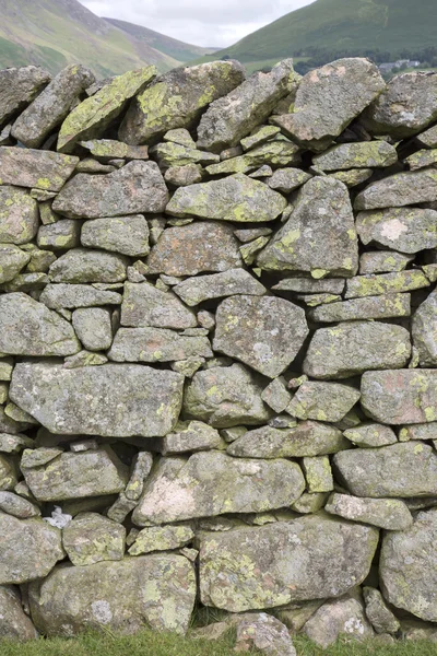 Каменная стена за пределами Кесвика; Озерный край — стоковое фото