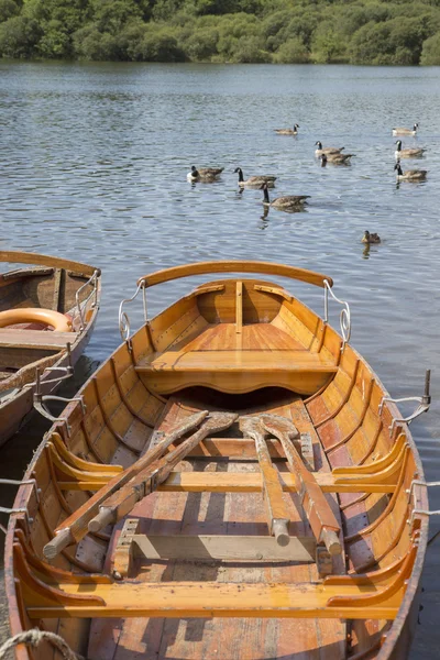 Гребні човни на Derwent води, Keswick, Озерний край — стокове фото