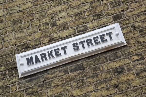 Markt Straßenschild an Wand; england — Stockfoto