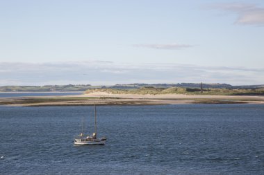 Lindisfarne - kutsal ada kıyı sahilden; Northumberland