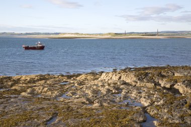 Kutsal ada kıyı sahilden; Northumberland