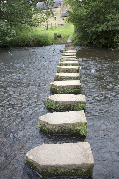 Stepping Stones och kyrkan, Lealholm, Moors North York, Yorkshir — Stockfoto