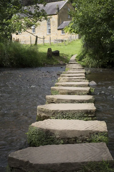 Stepping Stones and Church, Lealholm, North York Mowors, Yorkshir — стоковое фото