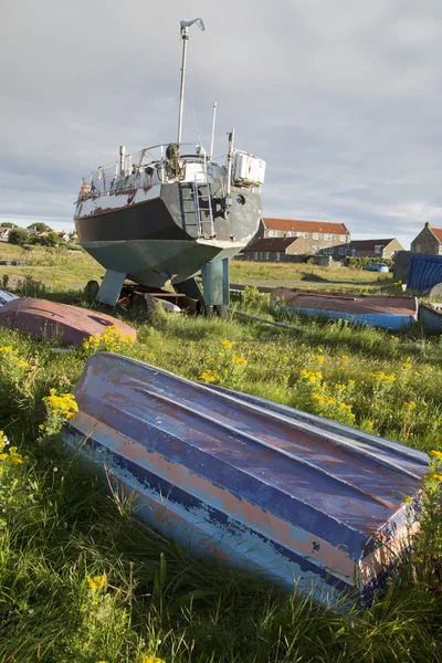 Gammal fiskebåt på strand, Lindisfarne, Holy Island; Northumberl — Stockfoto