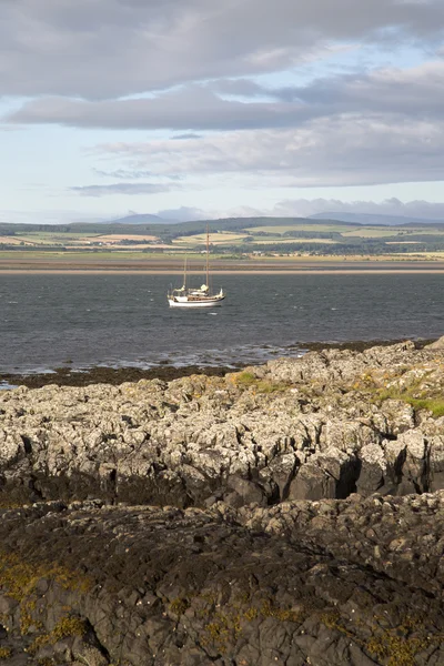 Playa costera frente a Holy Island; Inglaterra — Foto de Stock