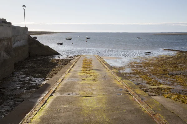 Escena costera frente a Holy Island; Inglaterra — Foto de Stock