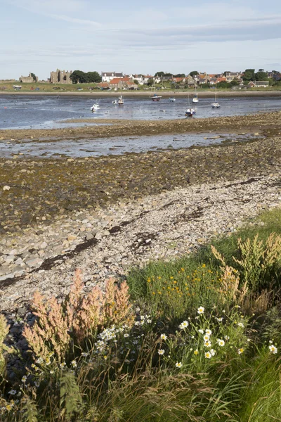 Byn och stranden; Holy Island; England — Stockfoto