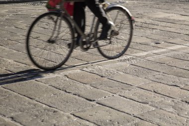 Bisikletçi bir sokakta, Bologna