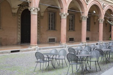 Cafe masa ve sandalyeler ile Portico; Santo Stefano Street; Bologn