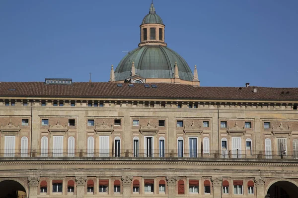 Piazza Maggiore - het belangrijkste plein met kerk koepel van de Santa Maria, Bolo — Stockfoto