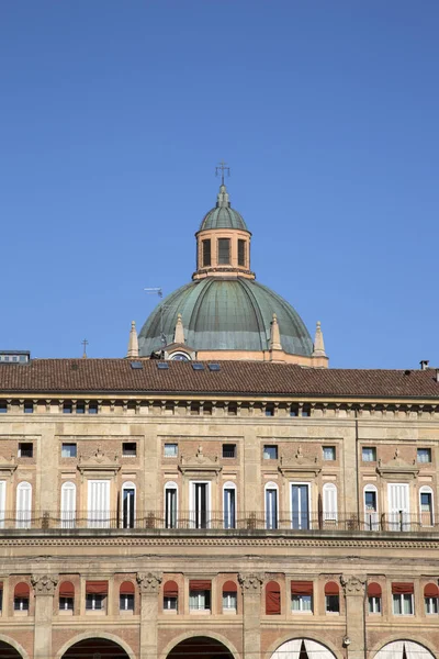Piazza Maggiore'ye - Santa Maria kilise kubbe ile Main Square — Stok fotoğraf