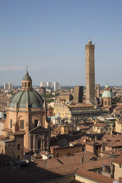 Stadtbild, Turm und Kuppel der Kirche, Bologna — Stockfoto