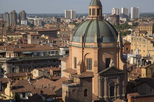 Cúpula de la Iglesia y paisaje urbano, Bolonia — Foto de Stock