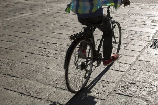 Ciclista en la calle, Bolonia —  Fotos de Stock