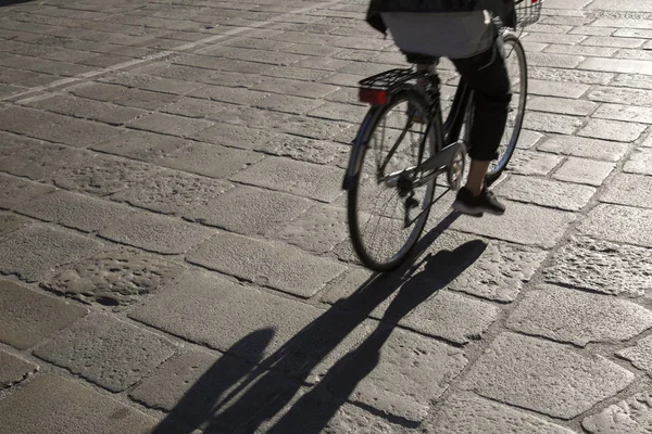 博洛尼亚街道上的自行车手 — 图库照片