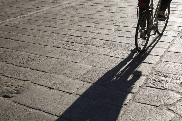 Bisikletçi bir sokakta, Bologna — Stok fotoğraf