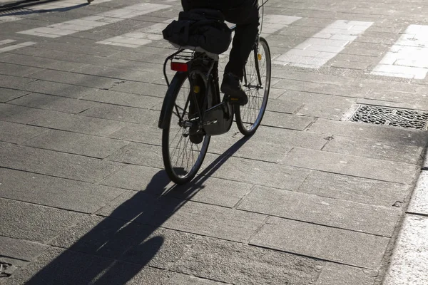 Radfahrer auf der Straße, Bologna — Stockfoto