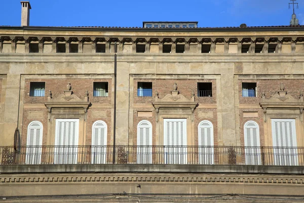 Фасад площади Пьяцца Маджоре - Главная площадь; Болонья — стоковое фото