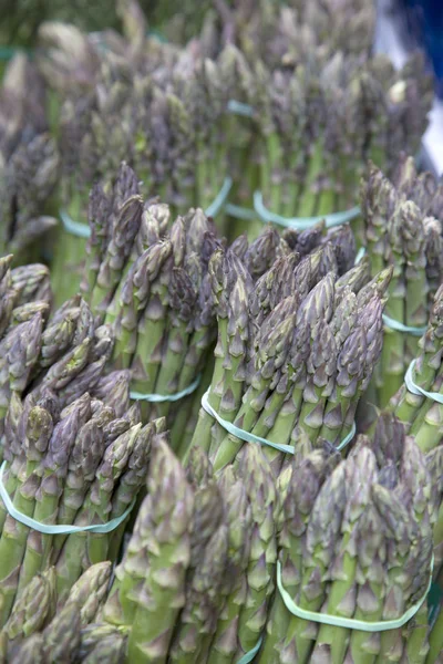 Asperges te koop op marktkraam, Bologna — Stockfoto