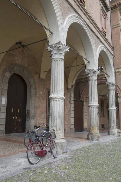 圣斯特凡诺街的门廊和自行车;博洛尼亚 — 图库照片