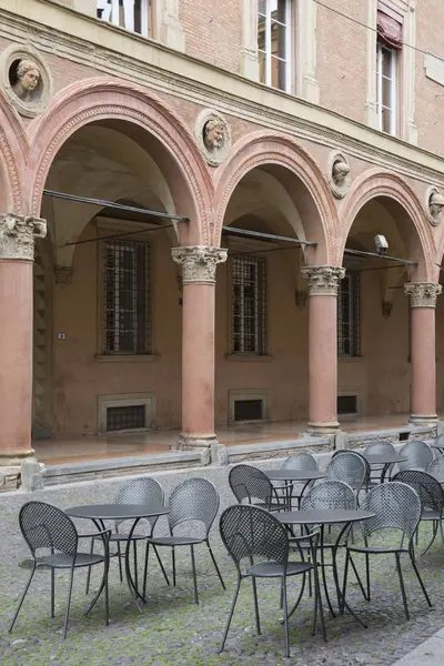 Cafe bord och stolar med Portico; Santo Stefano Street; Bologn — Stockfoto