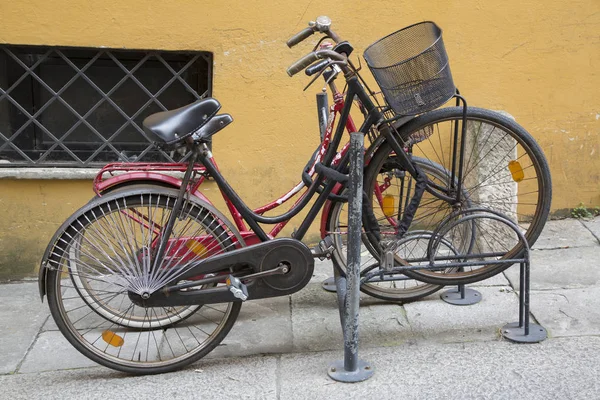 通り、ボローニャで古い自転車 — ストック写真