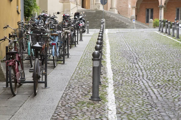 Rua vazia com bicicleta; Bolonha — Fotografia de Stock